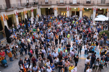 Pla obert de centenars de persones concentrades a la plaça de l'Ajuntament de Tortosa, aquest 20 de setembre de 2017