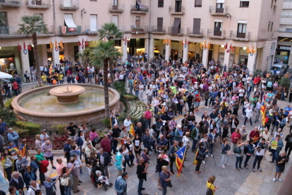 Plano general de la concentración en la plaza del Ayuntamiento de Tortosa que ha reunido centenares de personas, este 20 de septiembre de 2017