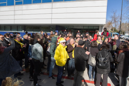 Concentración de apoyo|soporte a los detenidos delante de la comisaría de los MOssos de Escuadra en Reus.