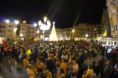 La plaça del Mercadal s'ha omplert per donar suport als dos regidors detinguts.