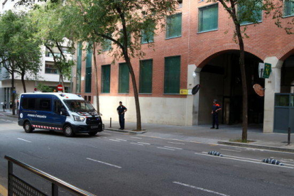 Furgoneta dels Mossos d'Esquadra arribant a la porta de la caserna de la Guàrdia Civil a Travessera de Gràcia, el 21 de setembre del 2017.