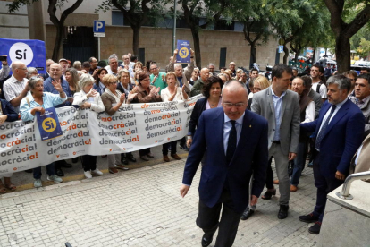 Plano abierto del alcalde de Reus, Carles Pellicer, dirigiéndose a las puertas de la Audiencia de Tarragona antes de comparecer delante de la fiscalía para el 1-0.