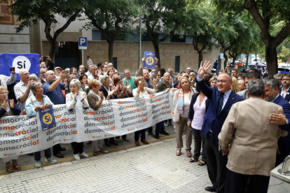 Pla general de l'alcalde de Reus, saludant al centenar de persones que l'aclamen a les portes de l'Audiència de Tarragona, on ha de declarar davant la fiscalia per l'1-O. Imatge del 21 de setembre del 2017