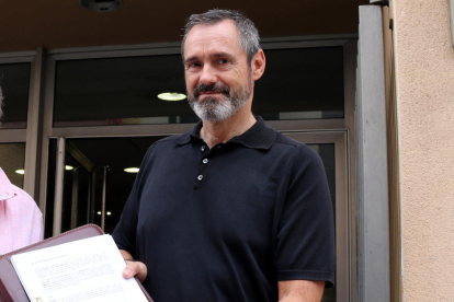 Plano medio del abogado Eusebi Campdepadrós, militante republicano que encabeza la lista de JuntsxCat en Tarragona el 21-D, en una imagen de archivo ante los juzgados de Valls, en julio del 2017