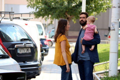 Pla mig de Xavier Puig, responsable de l'Àrea de Tecnologies de la Informació i les Comunicacions del departament d'Exteriors, amb la seva família després de sortir en llibertat el 21 de setembre de 2017.