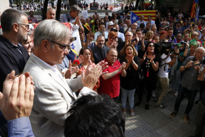 Pla mig de l'alcalde de Torredembarra, Eduard Rovira, aplaudint a les portes de l'Audiència de Tarragona, amb desenes de persones al fons, el 21 de setembre del 2017