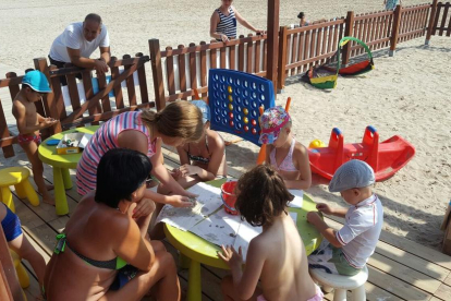 Els nens han gaudit de jocs i activitats al Club Infantil de la platja de la Pineda.
