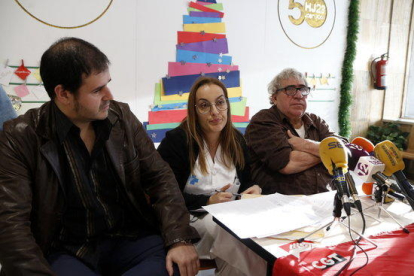 Pla mig dels delegats sindicals de la CGT al Joan XXIII, Ferran Mansergas i Carmen Sánchez, i de l'exdelegat sindical Agustí Aragonès, en roda de premsa el 8 de gener del 2018.