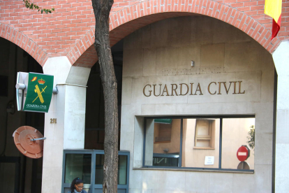 La caserna de la Guàrdia Civil de Travessera de Gràcia, on hi ha una part dels detinguts
