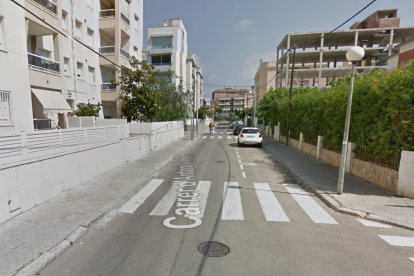 Imatge del carrer Antoni Almanzor de Calafell, on es troba la casa on van enxampar als detinguts.