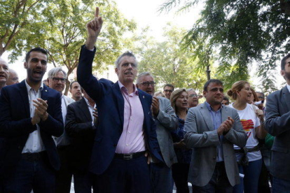El alcalde de Amposta, Adam Tomàs, con el brazo alzado gritando 'Votaremos'.