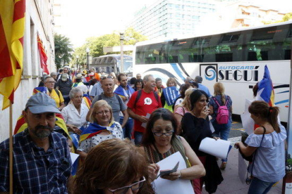 Gente bajante de uno de los cinco buses que ha venido desde Amposta para acompañar a Adam Tomàs a la Fiscalía de Tarragona.
