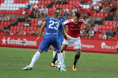 Maikel Mesa intenta marcharse de Morcillo, futbolista del Almería, en partido de Liga esta temporada.