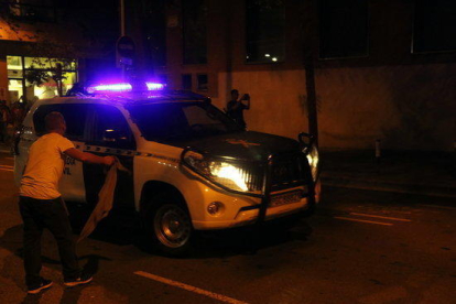 Imatge d'un cotxe de la Guàrdia Civil increpat per un manifestant i arribant a la Comandància de Guàrdia Civil de Travessera de Gràcia