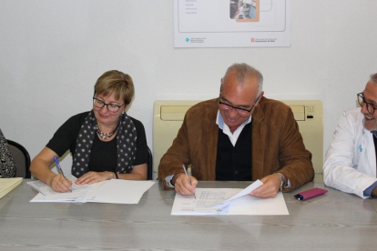 El gerente territorial del ICS en el Campo de Tarragona, Rafael Gràcia, y la gerente territorial del ICS en el Área Metropolitana Sur, Montserrat Figuerola, han firmado el acuerdo de colaboración.