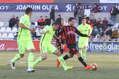 Miramón, durant el Reus-Almeria de la temporada passada, davant de Fran Vélez. El partit va acabar 1-0 amb gol de Máyor.