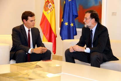 Imatge de la reunió entre Mariano Rajoy i el líder de Cs, Albert Rivera, a la Moncloa, el 2 d'octubre de 2017.
