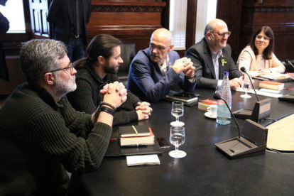 El diputado de la CUP, Carles Riera; los diputados de ERC; Gerard Gómez del Moral y Raül Romeva; el portavoz de JXCat, Eduard Pujol, y la diputada del mismo partido Gemma Geis, este 25 de enero 2018.