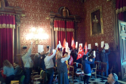 Imagen de los trabajadores municipales de espalda a los grupos políticos.