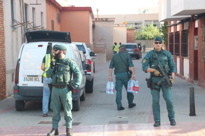 Pla obert de dos agents de la Guàrdia Civil custodiant la zona de Vinaròs on s'ha detingut un home per la seva presumpta col·laboració amb la cèl·lula gihadista que va atemptar a Barcelona i Cambrils. Imatge del 22 de setembre del 2017