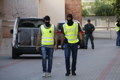Pla obert d'un agent dels Mossos d'Esquadra i un agent de la Guàrdia Civil, a Vinaròs, en l'operació policial en què s'ha detingut un presumpte col·laborador de la cèl·lula que va atemptar a Catalunya. Imatge del 22 de setembre de 2017