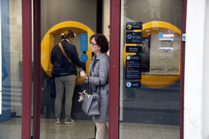 Goteo de clientes en las oficinas bancarias de Reus para retirar dinero en efectivo
