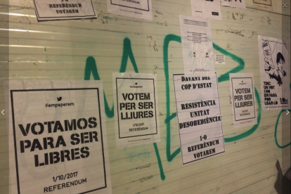 Imagen de carteles a favor del referéndum enganchados en las calles de Reus.