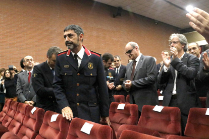 El mayor de los Mossos d'Esquadra, Josep Lluís Trapero, alzado después de recibir un estallido de aplausos de los asistentes.