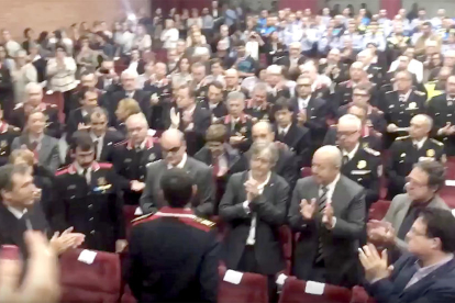 Captura del vídeo on es veu l'ovació que ha rebut el major Trapero.