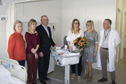 Los recién nacidos y sus familiares han recibido la visita del alcalde de Reus, Carles Pellicer, y Noemí Llauradó, concejala de Salud