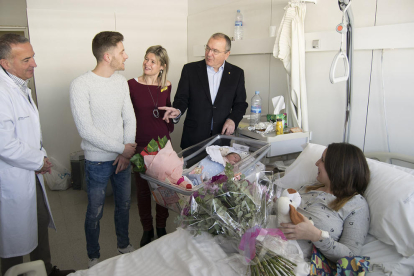 Los recién nacidos y sus familiares han recibido la visita del alcalde de Reus, Carles Pellicer, y Noemí Llauradó, concejala de Salud.