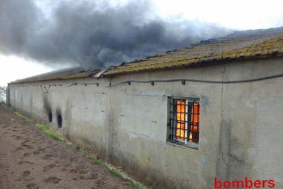 Imatge de les flames dins el magatzem