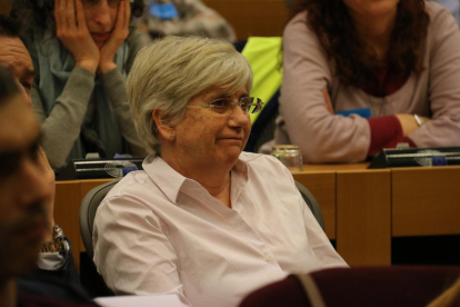 La consellera Clara Ponsatí, destituïda pel 155, al Parlament Europeu, l'1 de febrer del 2018, escoltant la conferència sobre l'1-O.