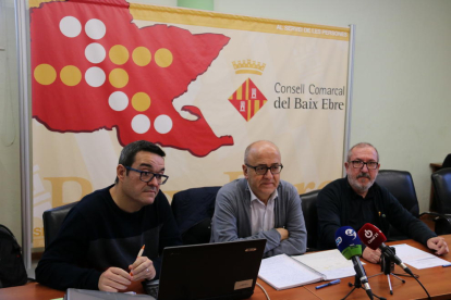 Pla general de la presentació del balanç forestal a l'Ebre el 2017. D'esquerra a dreta: el tècnic del COPATE, Climent Ferré; el president del COPATE, Francesc Gas; i el director d'Agricultura, Ferran Grau. Imatge del 3 de gener de 2018