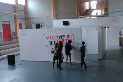 La concentración ha acabado con una pegada de carteles en el Campus Sescelades y en la Escuela de Arte de la DIputació.