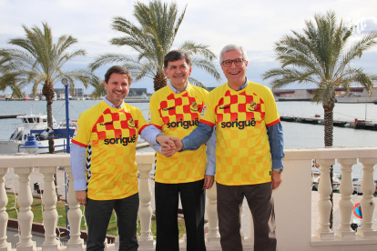 Los presidentes del Port y del Nàstic y el alcalde de Tarragona, con la camiseta 'tarraconense' del equipo grana.