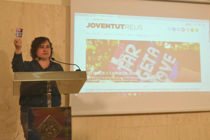 Imatge de la regidora Montserrat Flores durant la presentació de la nova Targeta Jove de Reus.