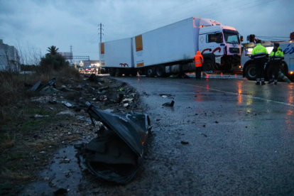 Pla obert del camió i un tros del turisme on viatjaven les tres víctimes mortals en l'accident de trànsit a Coma-ruga.