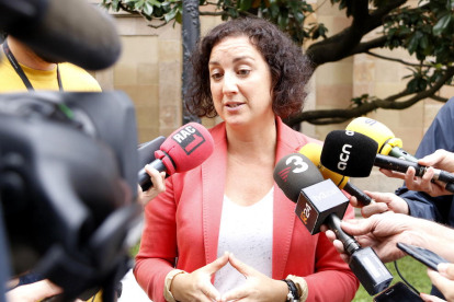 La portavoz adjunta del PSC en el Parlament, Alícia Romero, haciendo declaraciones a los medios este 20 de octubre.
