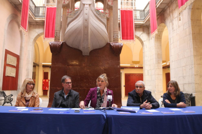 Plano abierto de la concejala de Comerç del Ajuntament de Tarragona, Elvira Ferrando, en rueda de prensa con representantes de asociaciones comerciales de la ciudad en el patio de Jaume I.