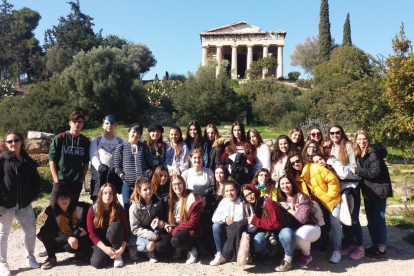 Imagen de los estudiantes penedesenses durante la visita a Grecia.