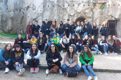 Los estudiantes del INS Baix Penedès ante la prisión de Sócrates.
