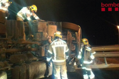 Cuatro dotaciones de Bomberos han taponado el escape de gasóleo y han limpiado la calzada.