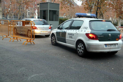 El vehicle camuflat de la Guàrdia Civil arribant als calabossos de l'Audiència Nacional.