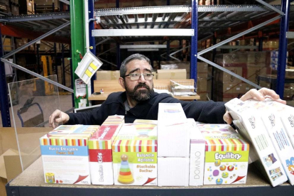 Un treballador d'una fàbrica de joguines a Dénia col·loca les caixes per ser distribuïdes..