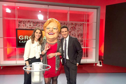 Els presentadors Lluís Marquina i Candela Figueras amb la figura de la Grossa de Cap d'Any.