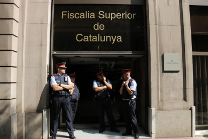 Mossos d'Esquadra custodiant la porta de la Fiscalia Superior de Catalunya