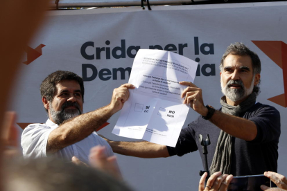 Sánchez i Cuixart mostres una còpia de gran tamany d'una papereta oficial.