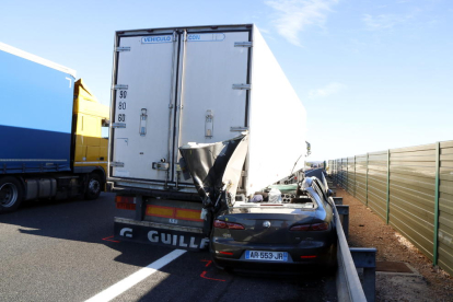 Plano abierto del turismo y el camión implicados en el accidente que ha hecho una víctima mortal en la autovía A-7, en Mont-roig del Camp.