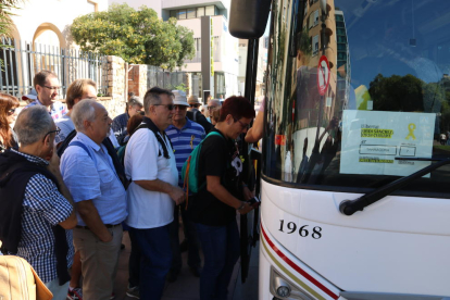 Diversos passatgers de Tarragona pugen a un dels autobusos que va cap a la concentració de Barcelona. Imatge del 21 d'octubre de 2017